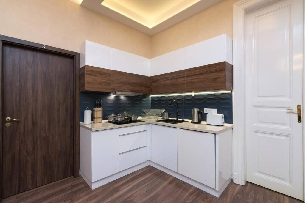 Contemporary Hidden Gem Art-Deco Residence Будапеща Екстериор снимка