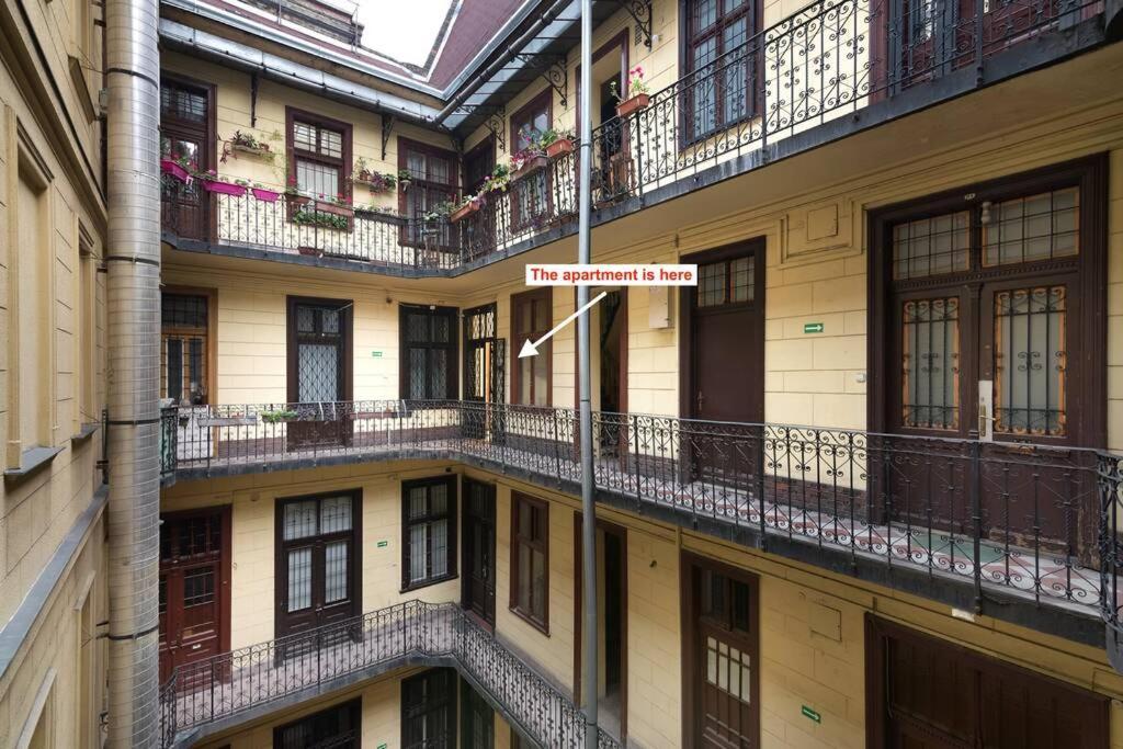 Contemporary Hidden Gem Art-Deco Residence Будапеща Екстериор снимка