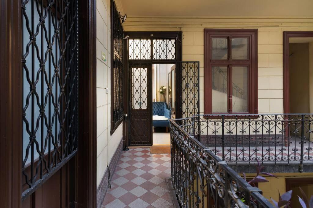 Contemporary Hidden Gem Art-Deco Residence Будапеща Екстериор снимка
